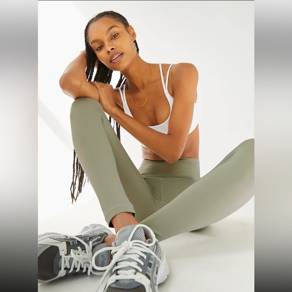 Aritzia TNA Chill High Rise Leggings - Picture 2 of 10